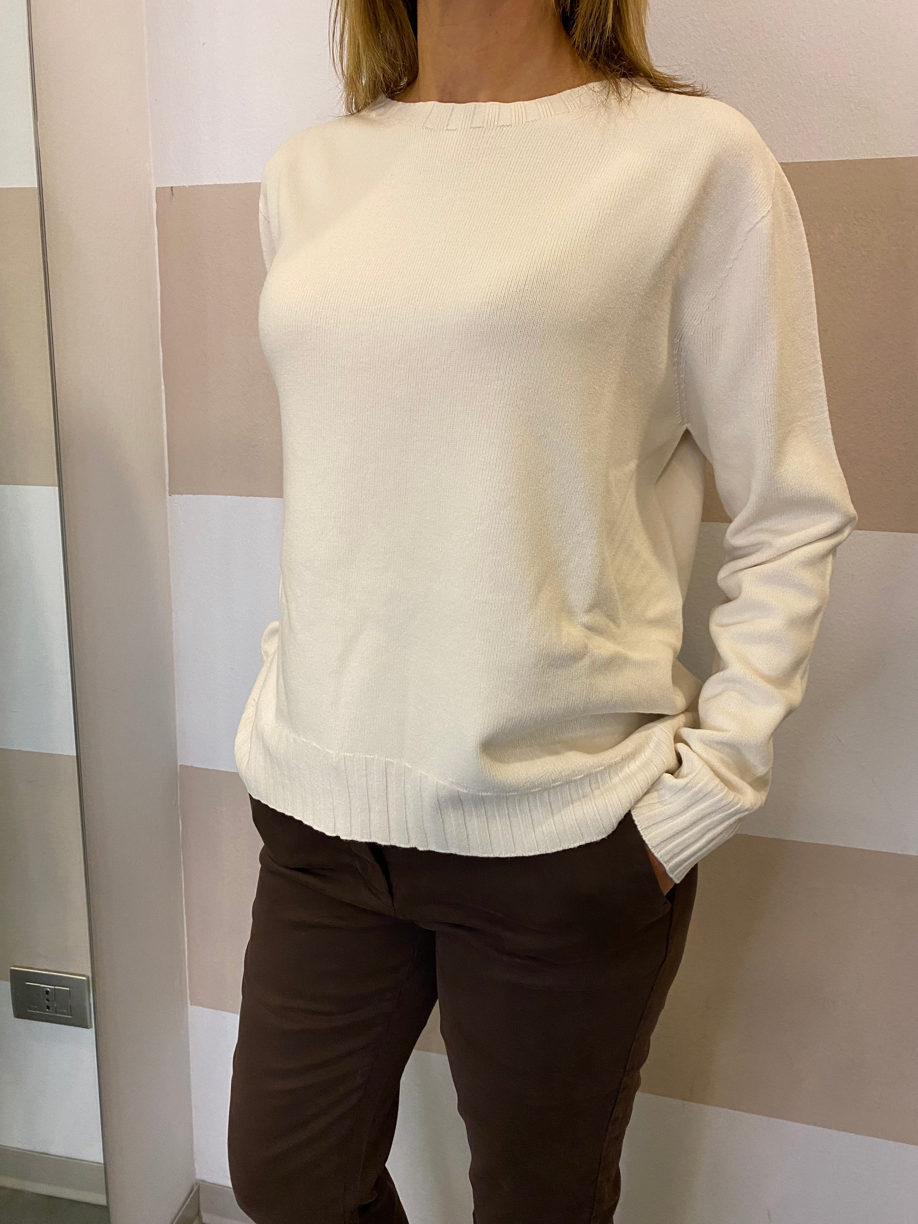 Maglia girocollo con spacco sulla schiena Kontatto