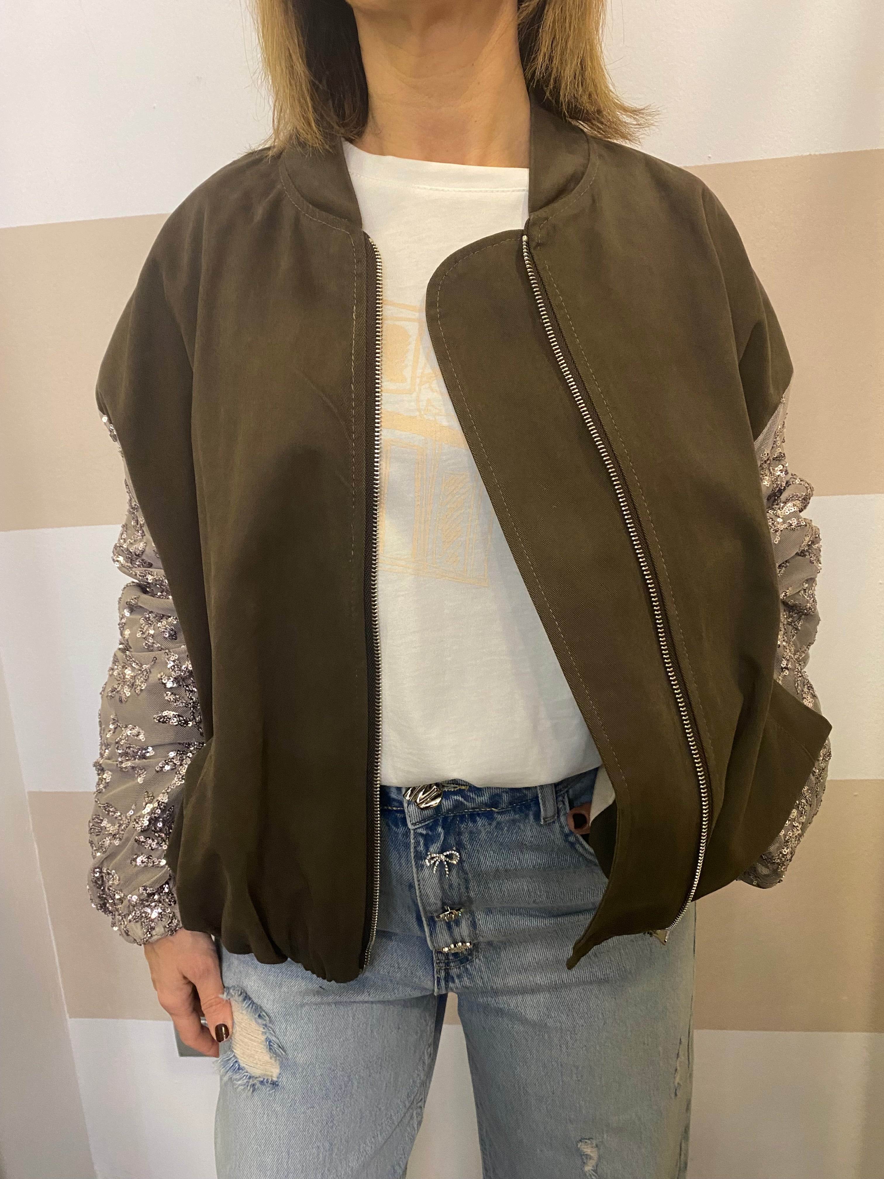 Bomber con manica paillettes