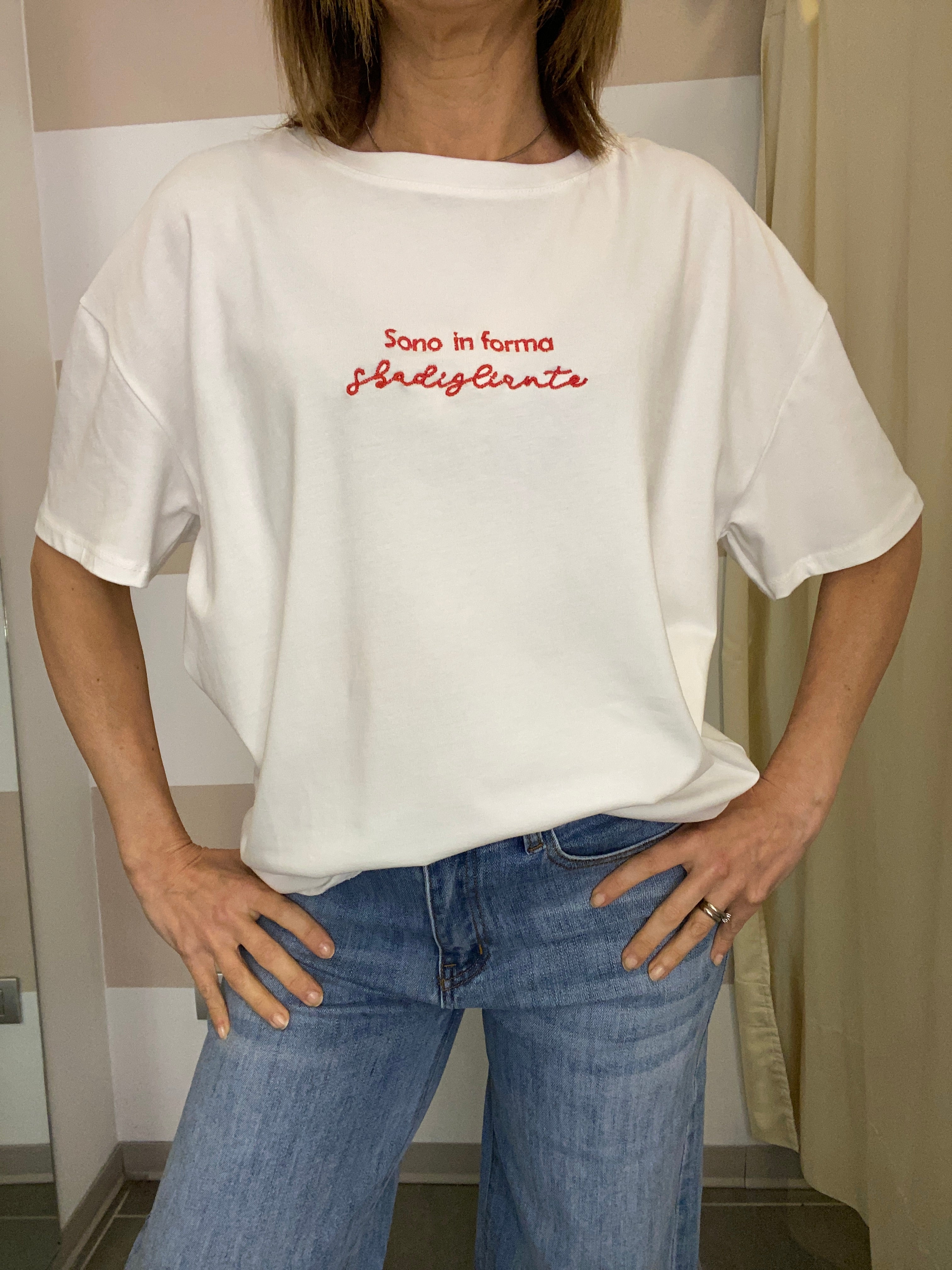 T-shirt con scritta ricamata Youdecide ‘sono in forma sbadigliante ‘