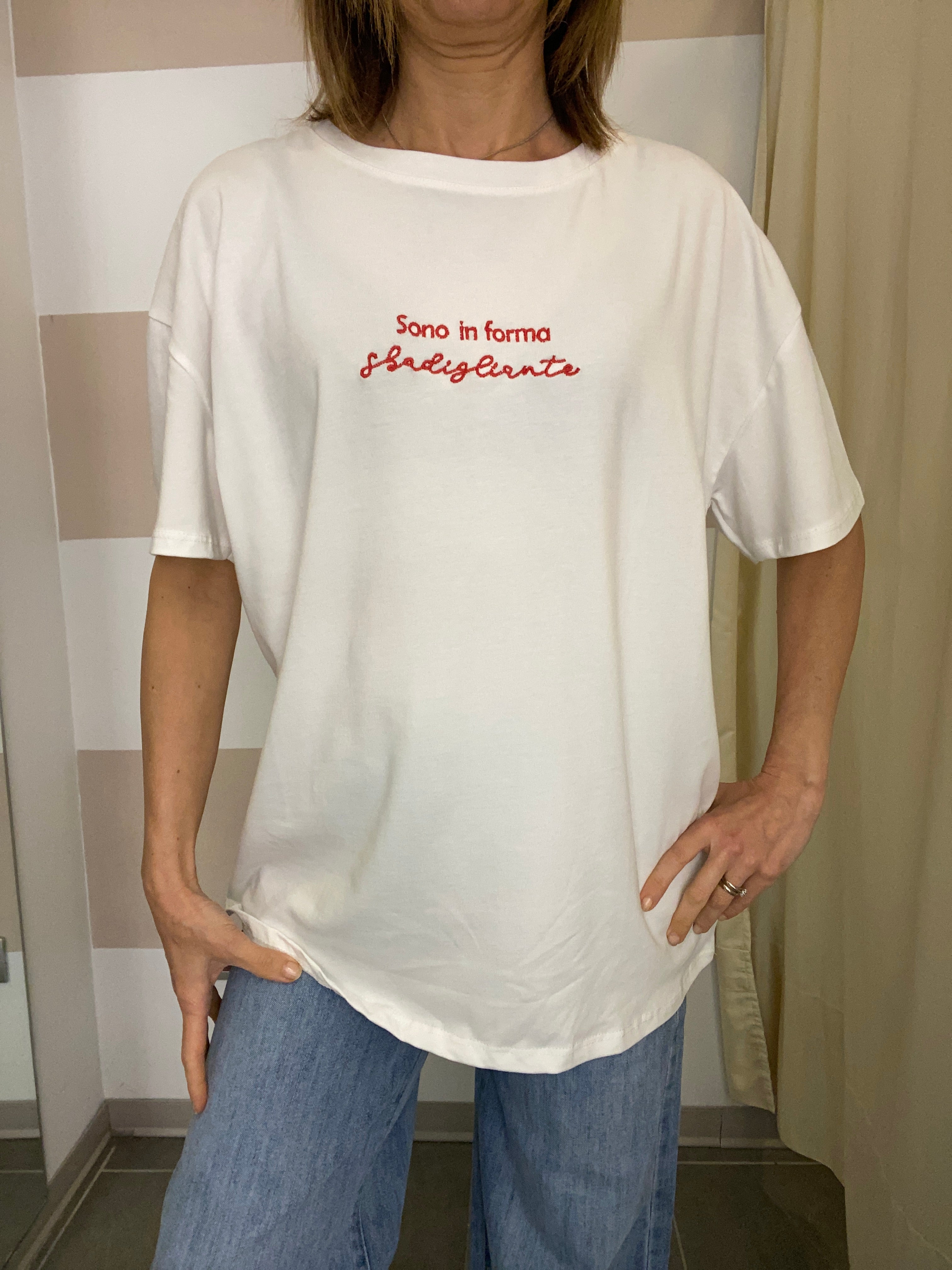 T-shirt con scritta ricamata Youdecide ‘sono in forma sbadigliante ‘