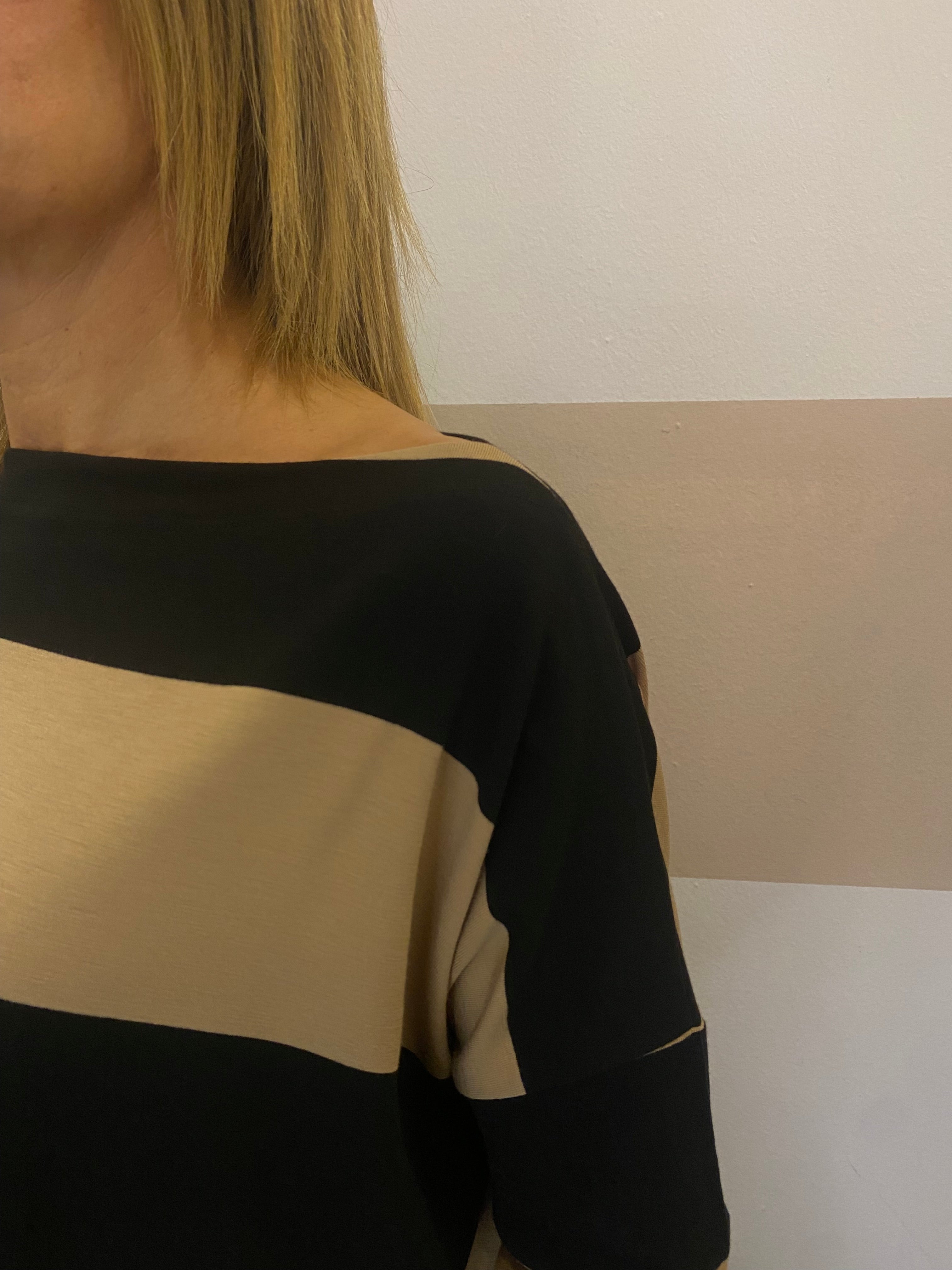 T-shirt scollo a barca a righe Kontatto